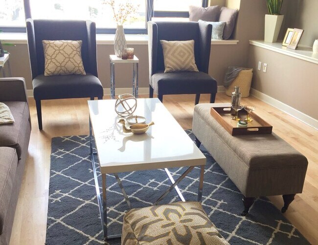 Sunny living room - 250 King St
