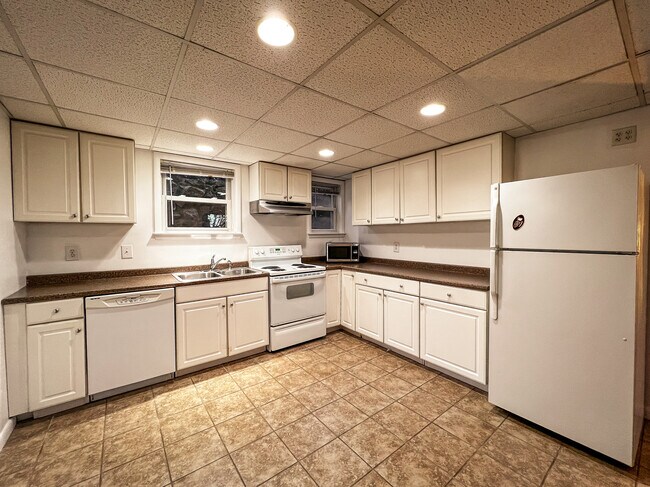 Kitchen - 624 State Rd