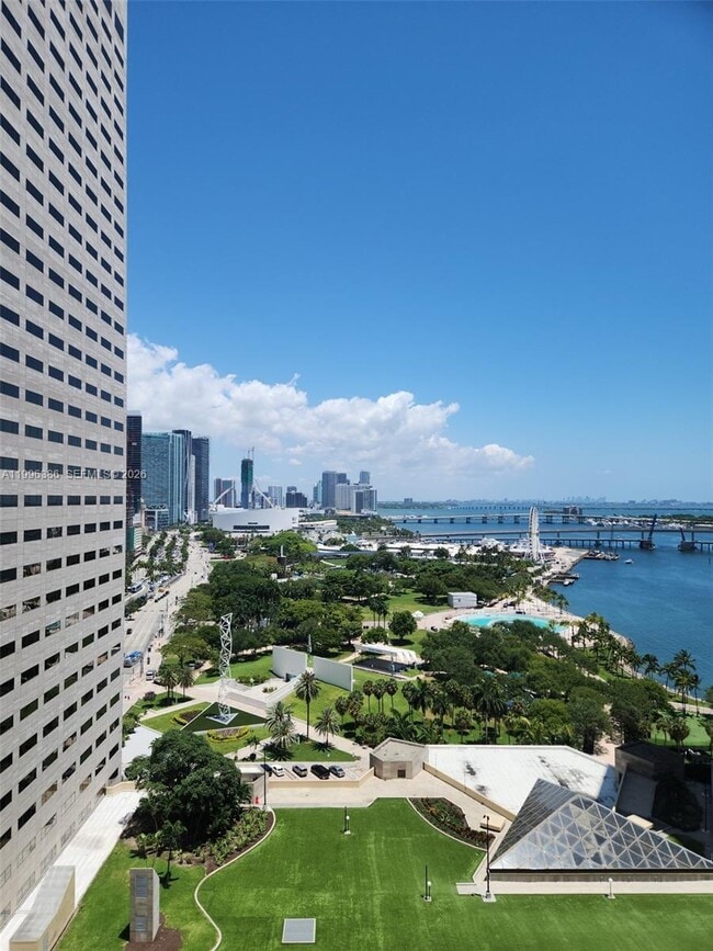 Foto del edificio - 325 S Biscayne Blvd