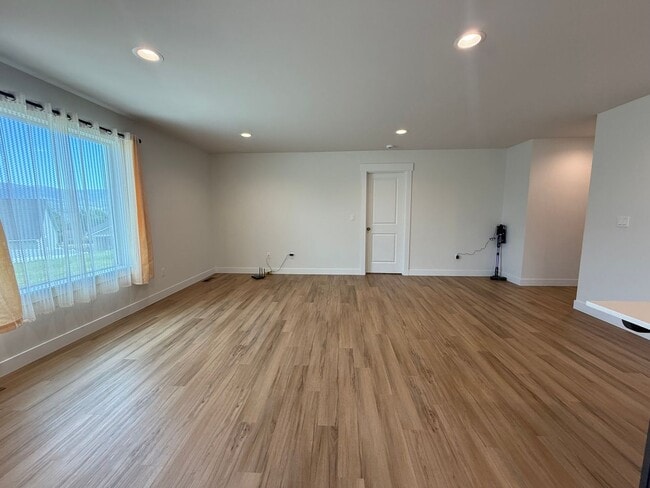 Building Photo - Now renting 3-bedroom House, to view this and other rentals go to www.stillproperties.com