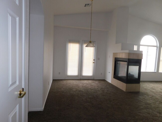 Foto del edificio - Beautiful Townhome!