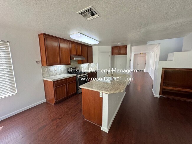 Foto del edificio - Roseville 4 Bedroom Beauty with Bonus Room!