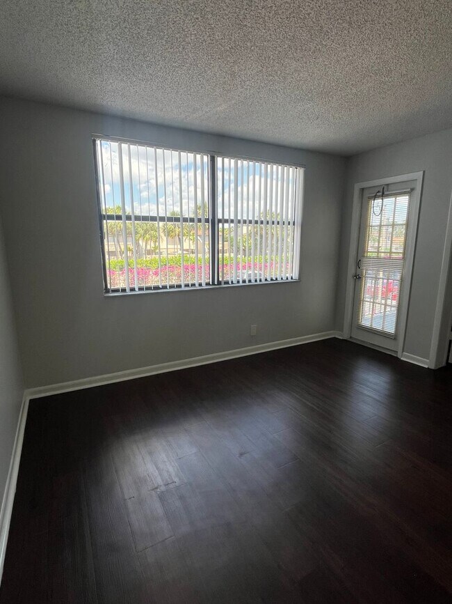 Building Photo - ONE BEDROOM ONE BATHROOM!! Waterfront Comm...