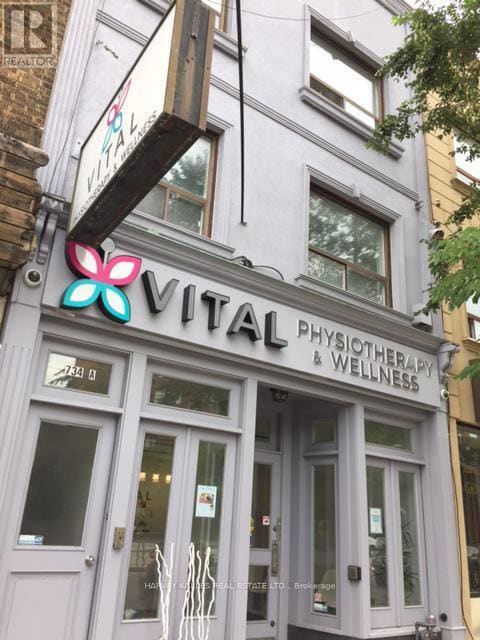 Building Photo - 734 St Clair Ave W