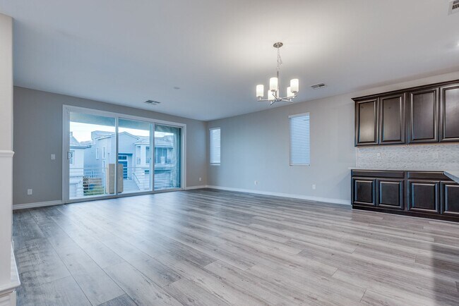Foto del edificio - Like new, split-level, 3 bed, 2.5 bath, with bonus room & Strip views in West Las Vegas!