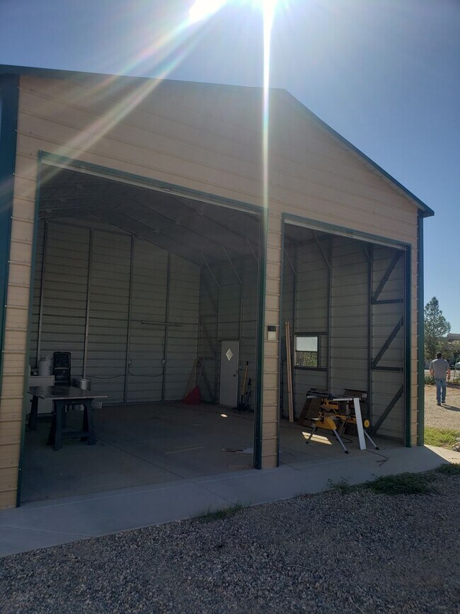 Foto del edificio - Versatile 3-Bed Home with Commercial Zonin...