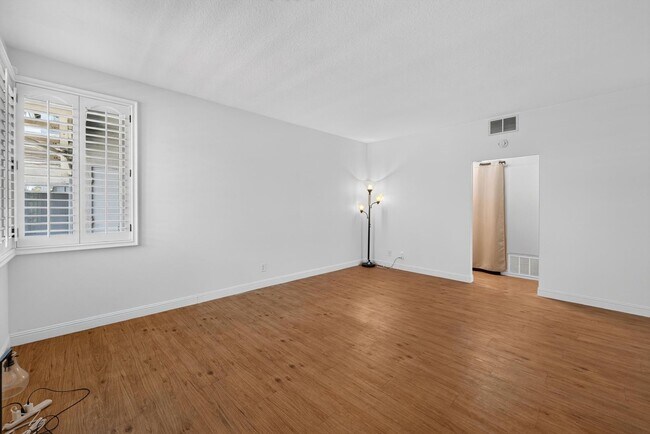Foto del edificio - Spacious 2 Bed, 2 Bath Condo in Desirable Northwood