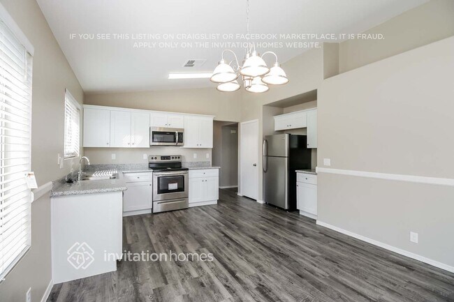 Foto del edificio - 15725 W Smokey Dr