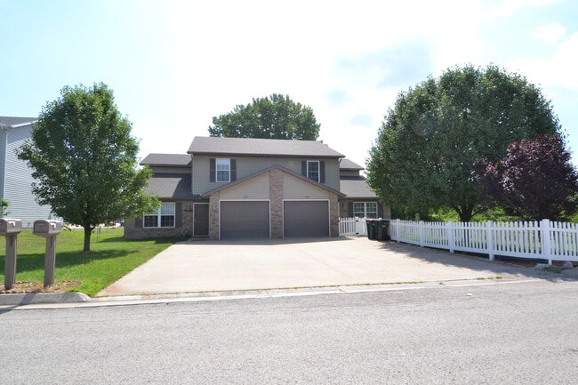 Building Photo - 1900 Salter Pl