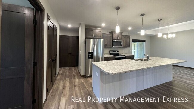 Foto del edificio - 3 Bed 2 Bath Townhome w/ Double Garage in Southeast SF