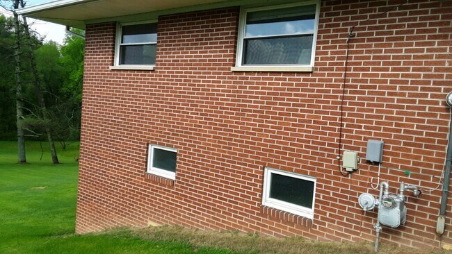 Patio for entertaining - 145 Falls St