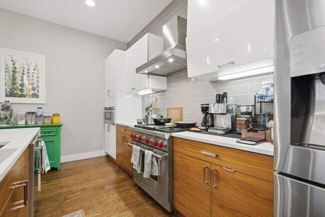 Building Photo - 2528 N Linden Pl