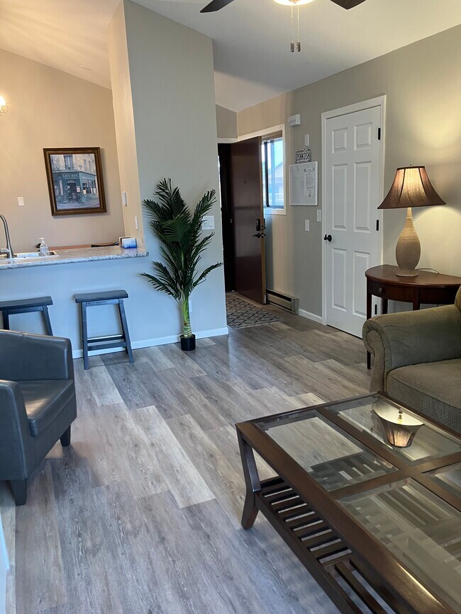 Brillante y abierto - 1351 W 18th Ave
