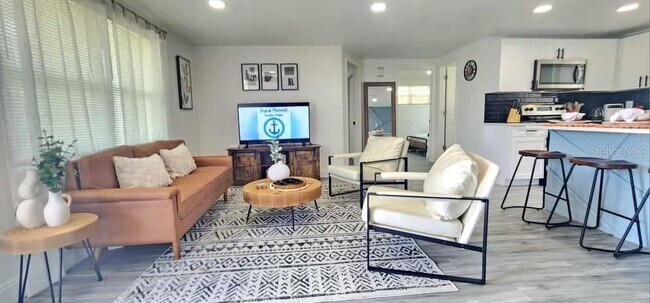 Building Photo - 4012 Valencia Dr