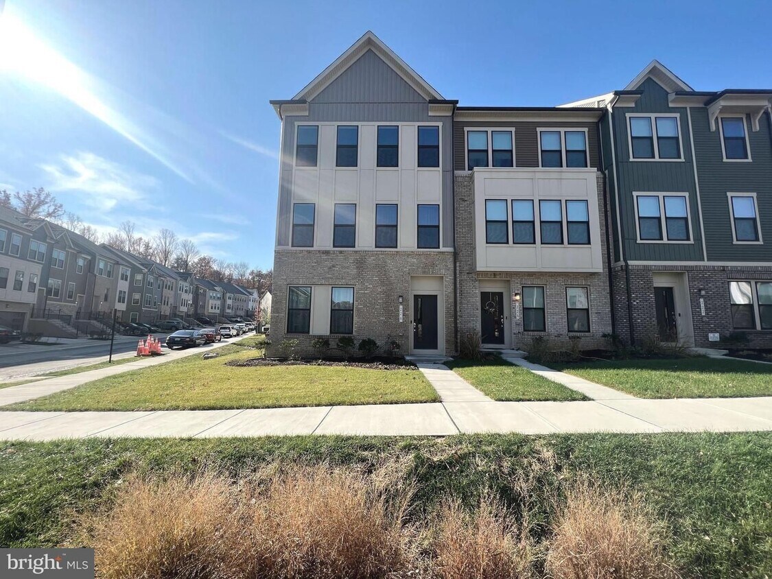 Primary Photo - Gorgeous end of group townhouse with 4 lux...