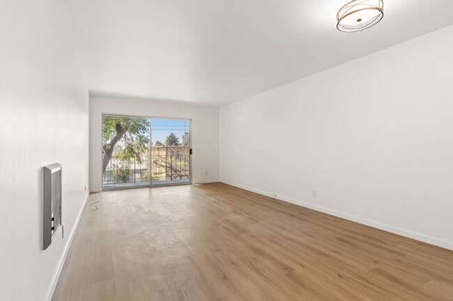 Building Photo - Modern 1-Bed w/ Balcony & Views Near Piedmont