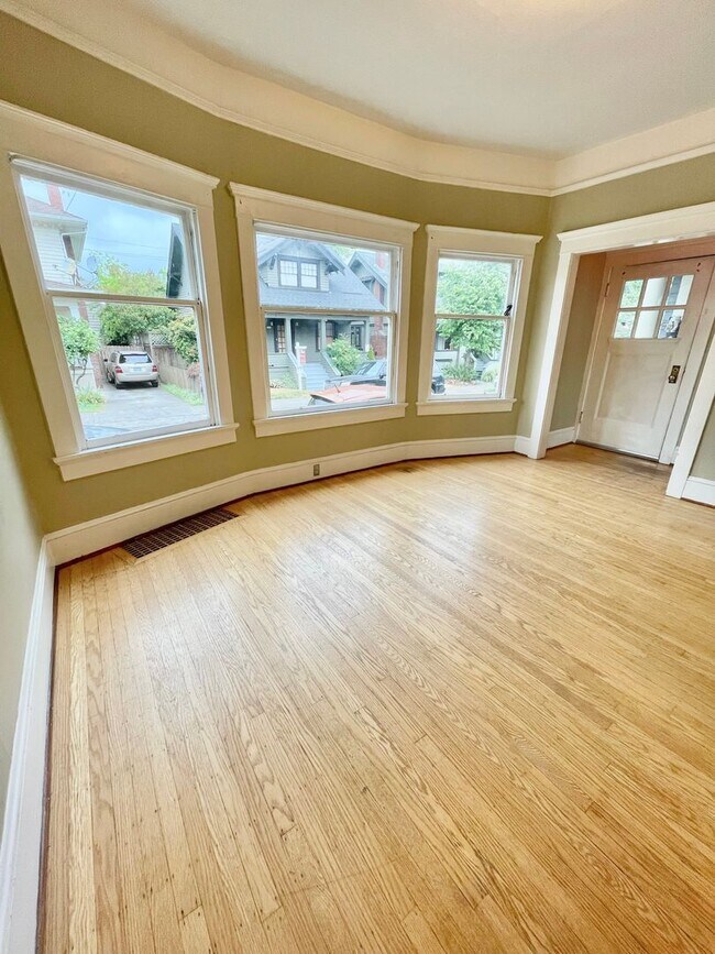 Building Photo - Lovely 1+ Bedroom Apt in Old-Portland Building off of Hawthorne