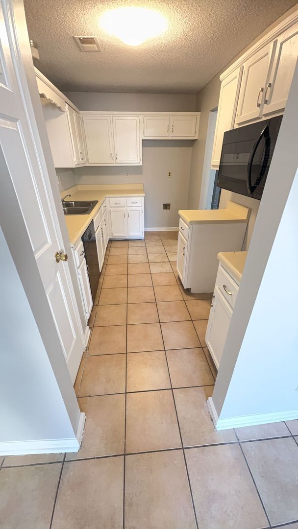 Building Photo - Charming 3-bedroom, 2-bath residence located in a quiet Horn Lake neighborhood