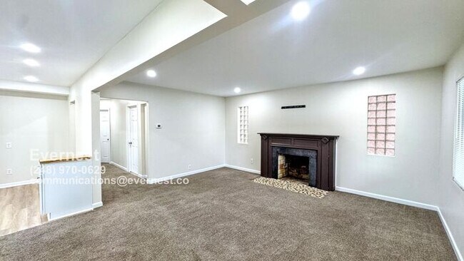 Foto del edificio - Charming 3-Bedroom Home with Fenced Yard a...