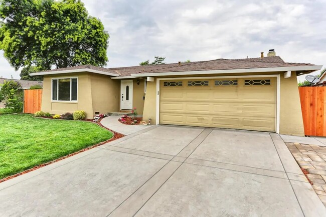 Building Photo - 499 Safari Dr