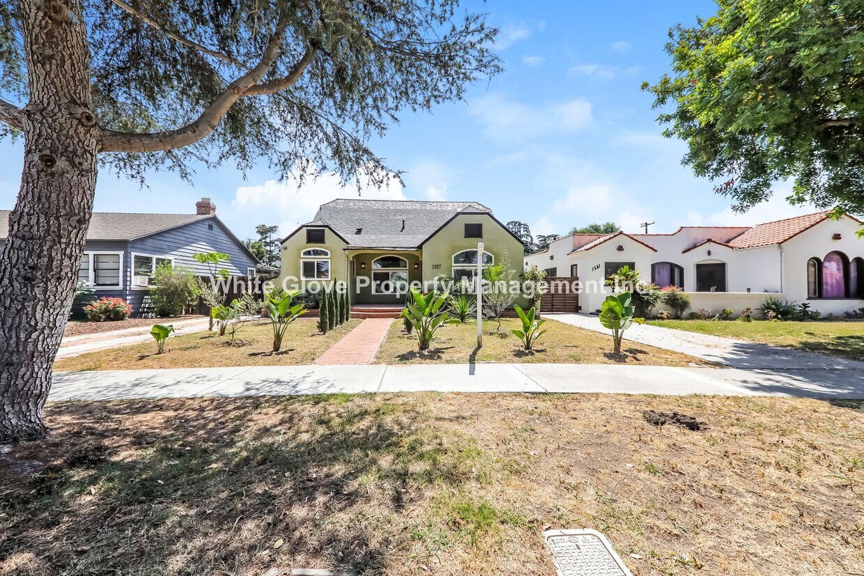 Foto principal - 3 Bedroom Santa Ana Home