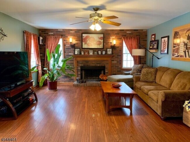 Foto del edificio - 34 Sleepy Hollow Dr