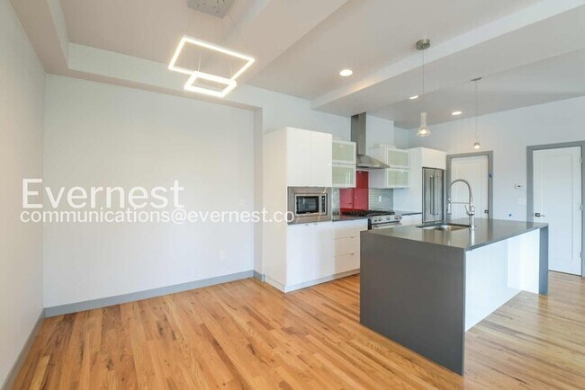 Foto del edificio - Spacious Home with 2-Car Garage and Balcony / 2 Beds & 2.5 Bath / Voucher Accepted / Pet-friendly...