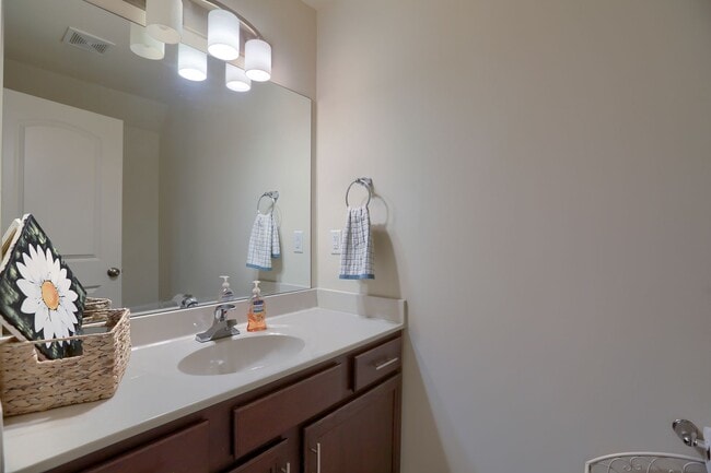 Foto del edificio - Fully Furnished 3 bedroom townhome