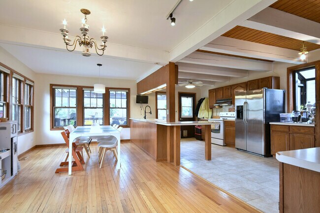 Building Photo - 6008 N Avondale Ave