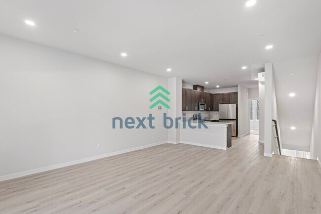 Building Photo - "Spacious 3-Bedroom Luxury Townhouse in Everett with 3 Full Baths"