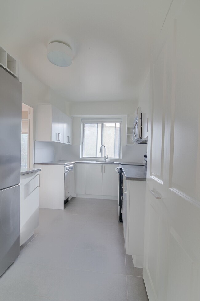 Building Photo - 4555 Av. Bonavista