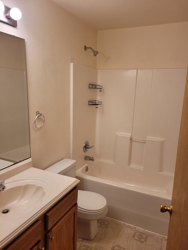 Building Photo - 25 Peartree Ln