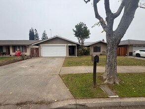 Building Photo - 1036 Mirror Lake Dr