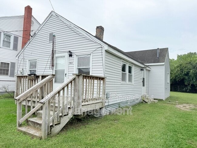 Building Photo - 745 Clarence St