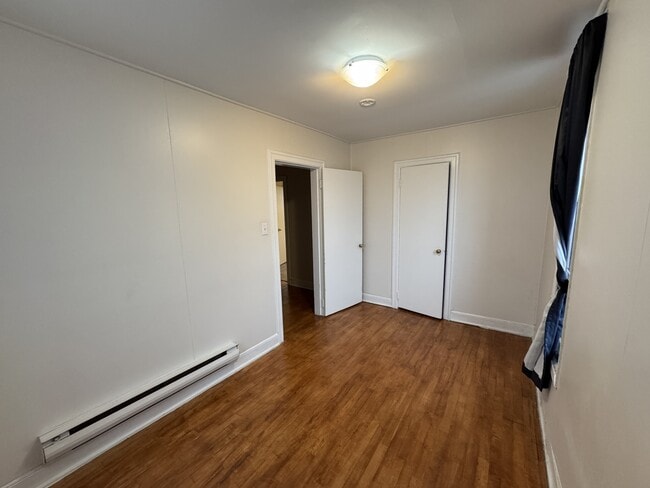 Building Photo - 400 Lutz St