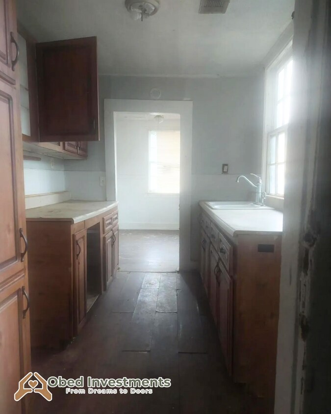 Primary Photo - 837 Newberg Ave