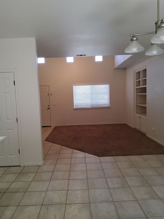 Building Photo - 4 Bedroom home in the Berry Gardens