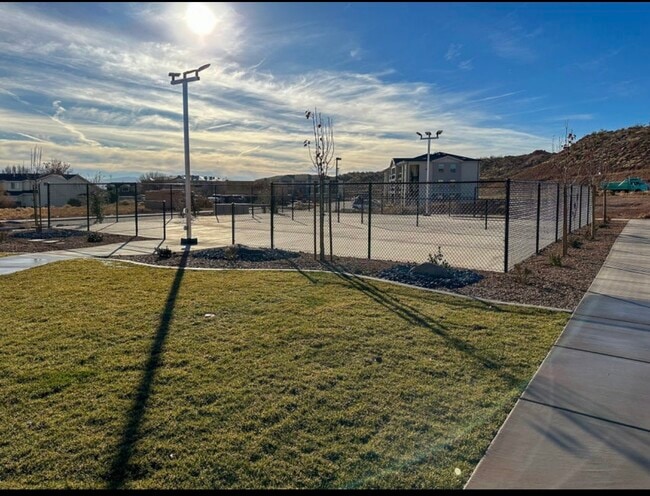 Building Photo - 128 N Lone Rock Dr