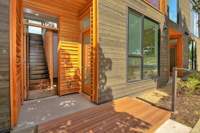 Building Photo - Basecamp Townhome In Old Mill District!