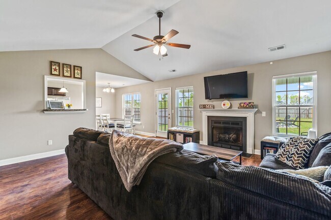 Foto del edificio - Open Floor Plan with Covered Patio & Fire Pit