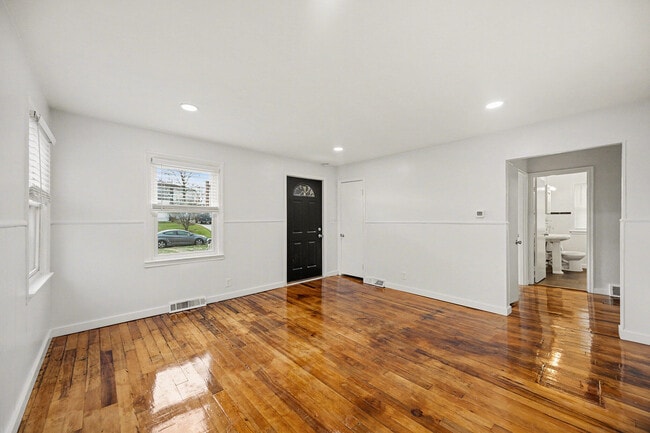 Foto del edificio - 12 Linwood Ave