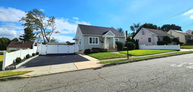 Wide 6 Car Driveway! - 88 Elizabeth Pl