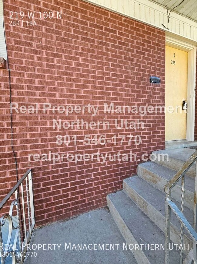 Building Photo - 2 Bedroom 1 Bath Upstairs Apartment in Bri...