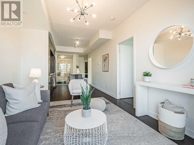 Building Photo - 170 Sumach St