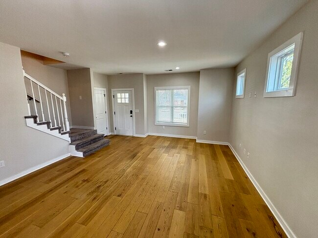 Foto del edificio - North Nashville home with 3 bedrooms, park...