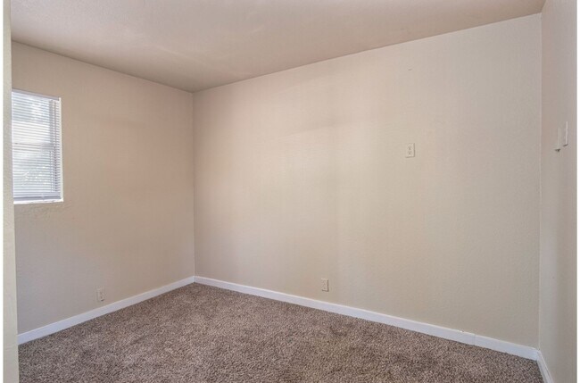 Building Photo - 526 Cooper St