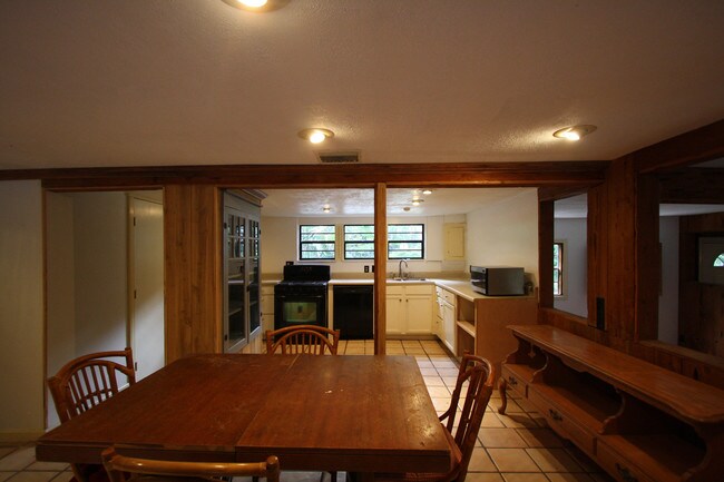 Building Photo - 6636 High Ridge Rd