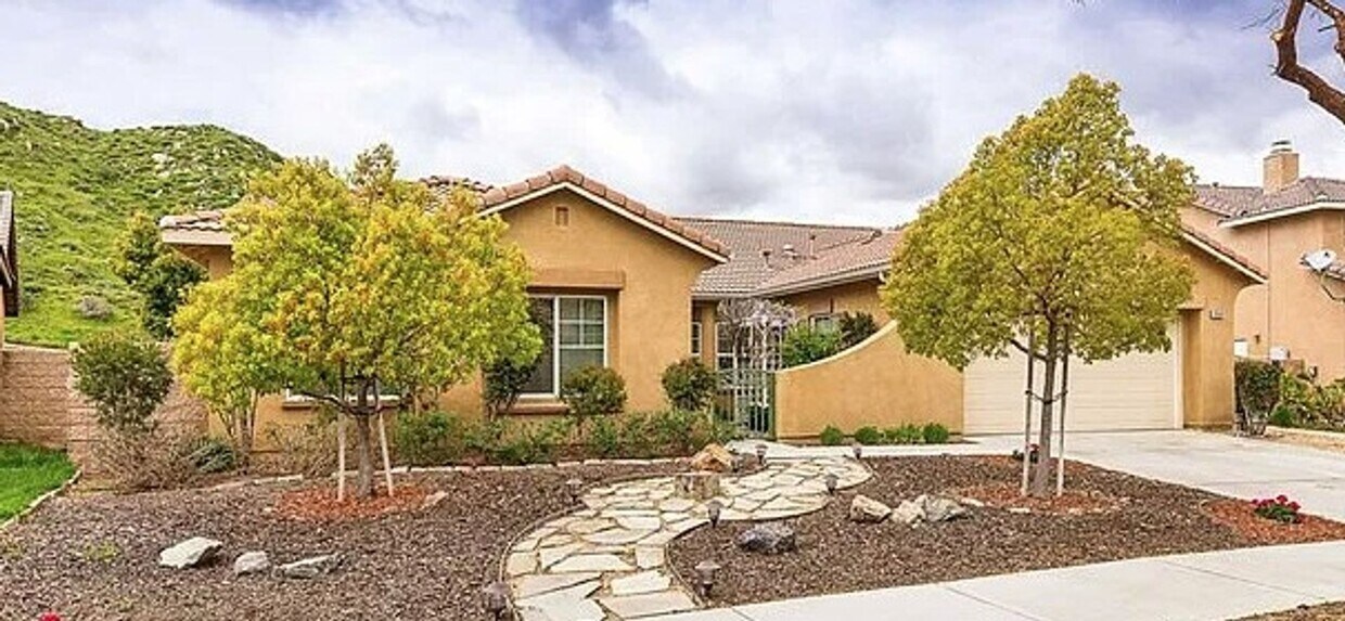 Beautiful Single-Story 4 Bed / 3 Bath Hom... - Beautiful Single-Story  4 Bed / 3 Bath Hom...