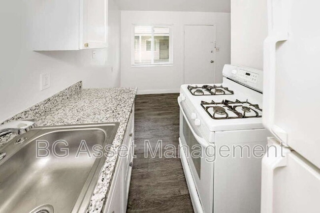 Building Photo - 1875 Powell St