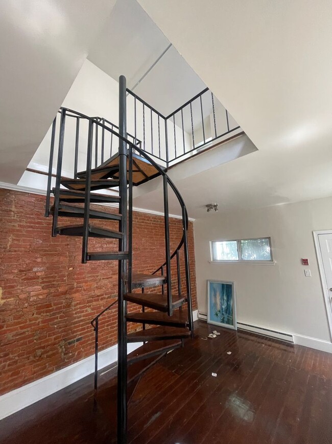 Building Photo - 609 N 11th St